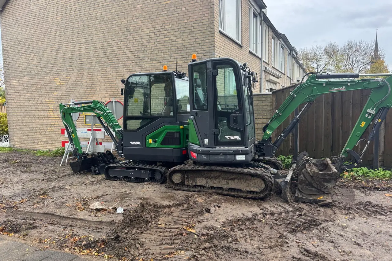 Minigravers van ATS Grondwerken op een werklocatie