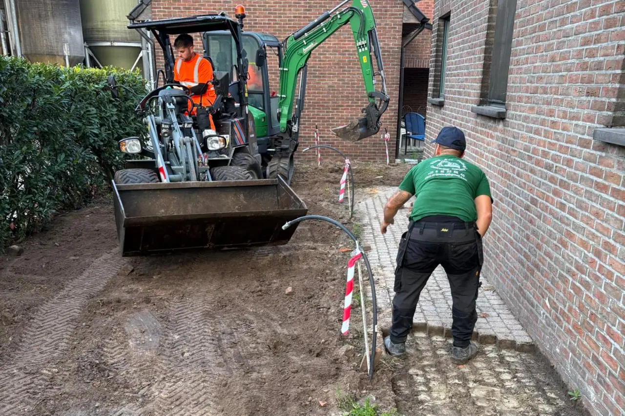 Ploeg van ATS Grondwerken aan het werk